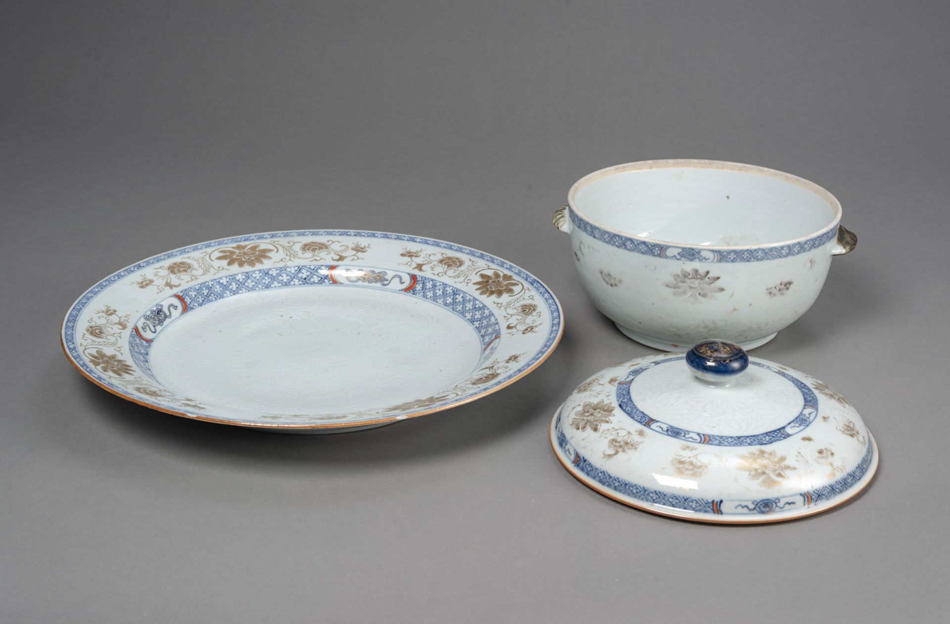 AN UNDERGLAZE BLUE AND GOLD EXPORT PORCELAIN CHARGER WITH CARVED LOTUS AND A TUREEN - Image 2 of 4