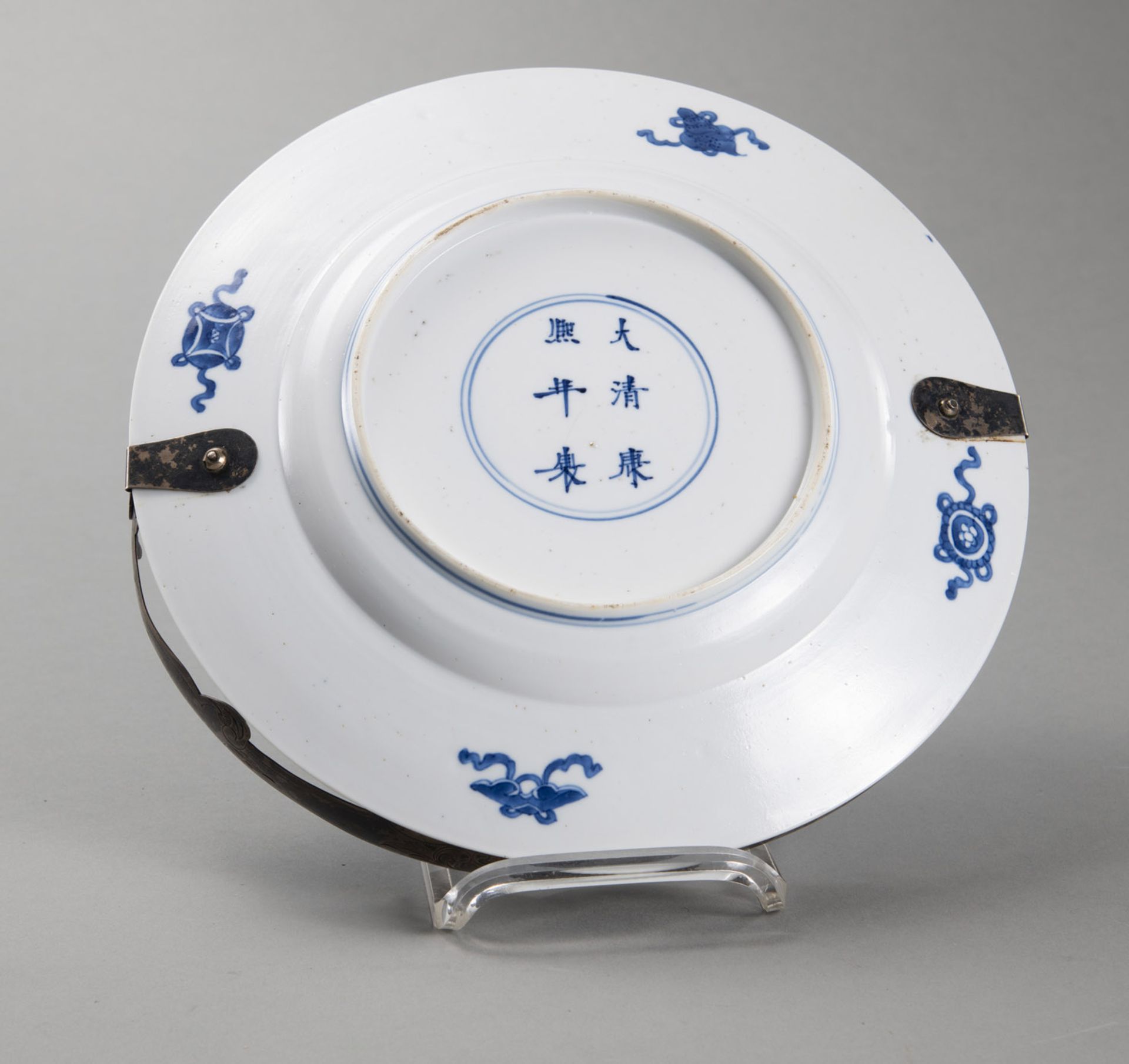 A BLUE AND WHITE DISH WITH FIGURAL DECORATION AND A LATER MOUNTED EUROPEAN SILVER HANDLE - Image 2 of 2