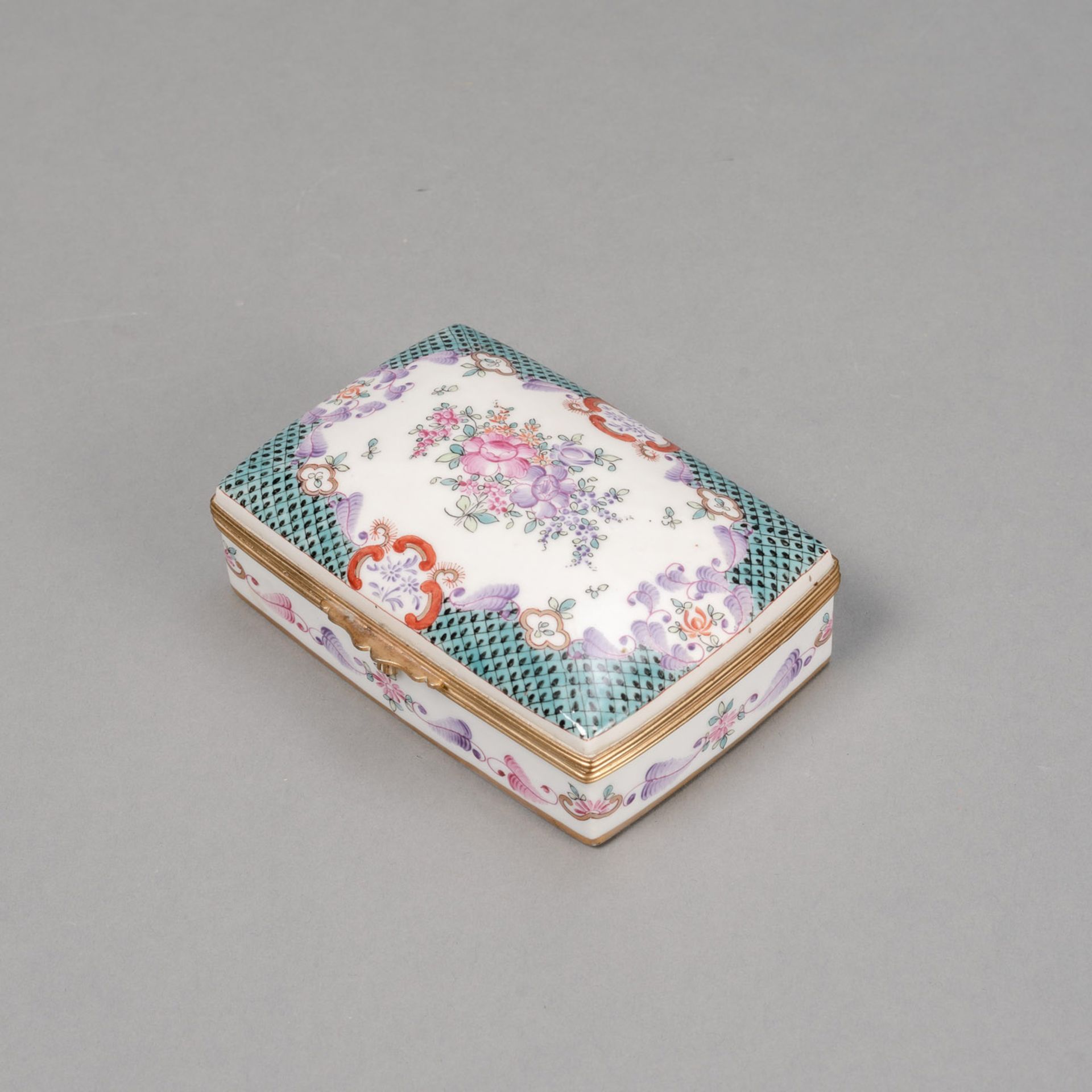 A RECTANGULAR LIDDED BOX WITH FLORAL DECORATION