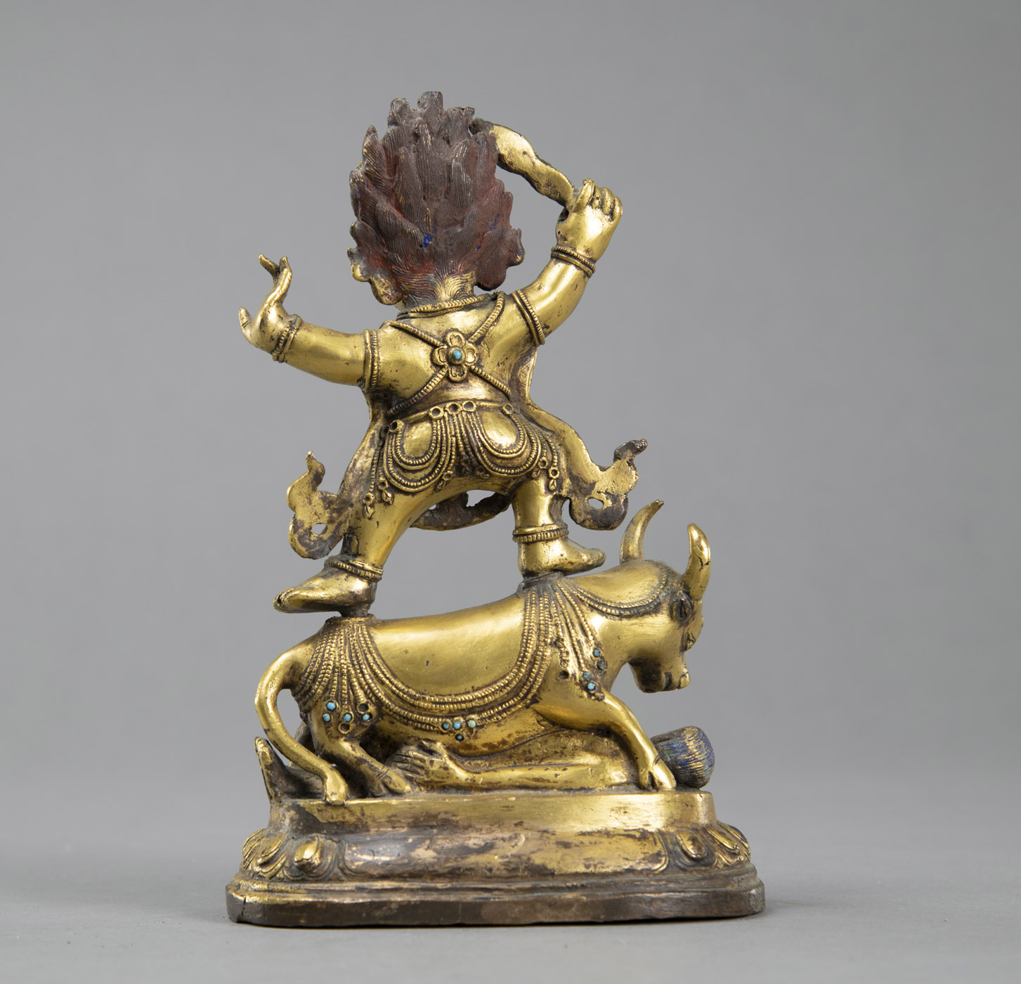 A GILT BRONZE YAMA ON A BULL, PARTIALLY PAINTED AND STONE INLAID - Image 3 of 4