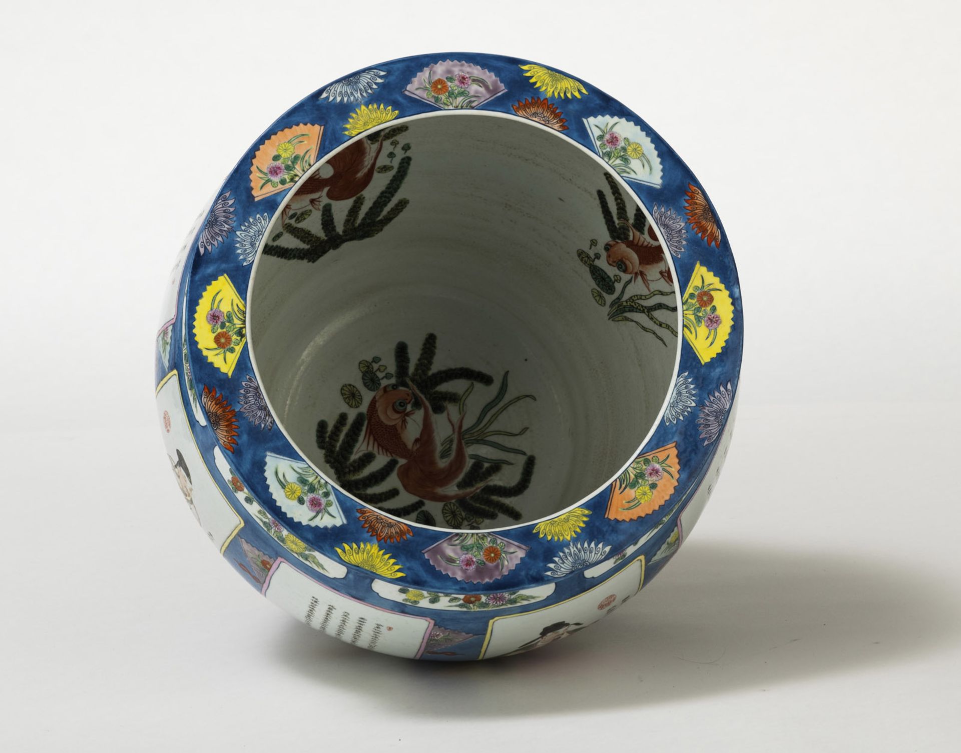 A LARGE BLUE-GROUND PORCELAIN CACHEPOT WITH FIGURES, ANTIQUES AND INSCRIPTIONS - Image 4 of 5