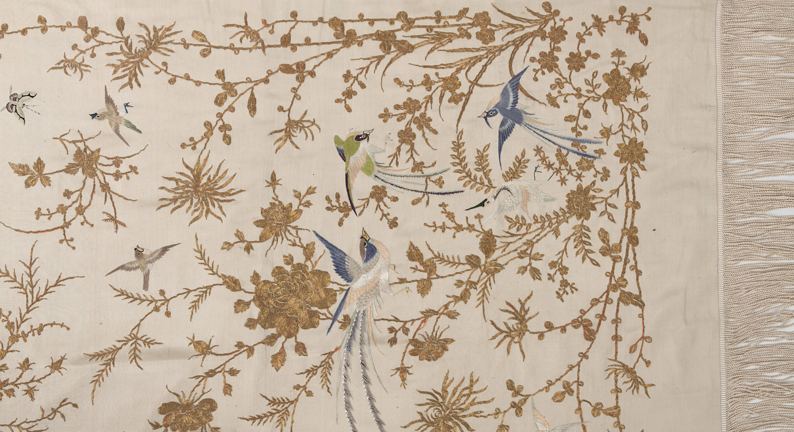 A BEDSPREAD WITH FLOWERS AND THE HUNDRED BIRDS - Image 4 of 6