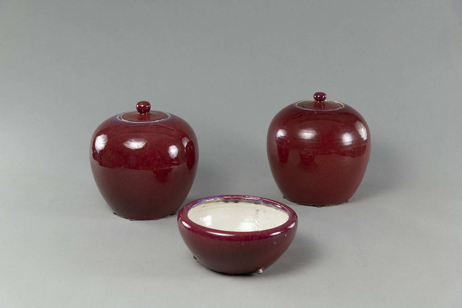 TWO OXBLOOD-GLAZED GINGER JARS AND A BRUSH WASHER - Image 4 of 4