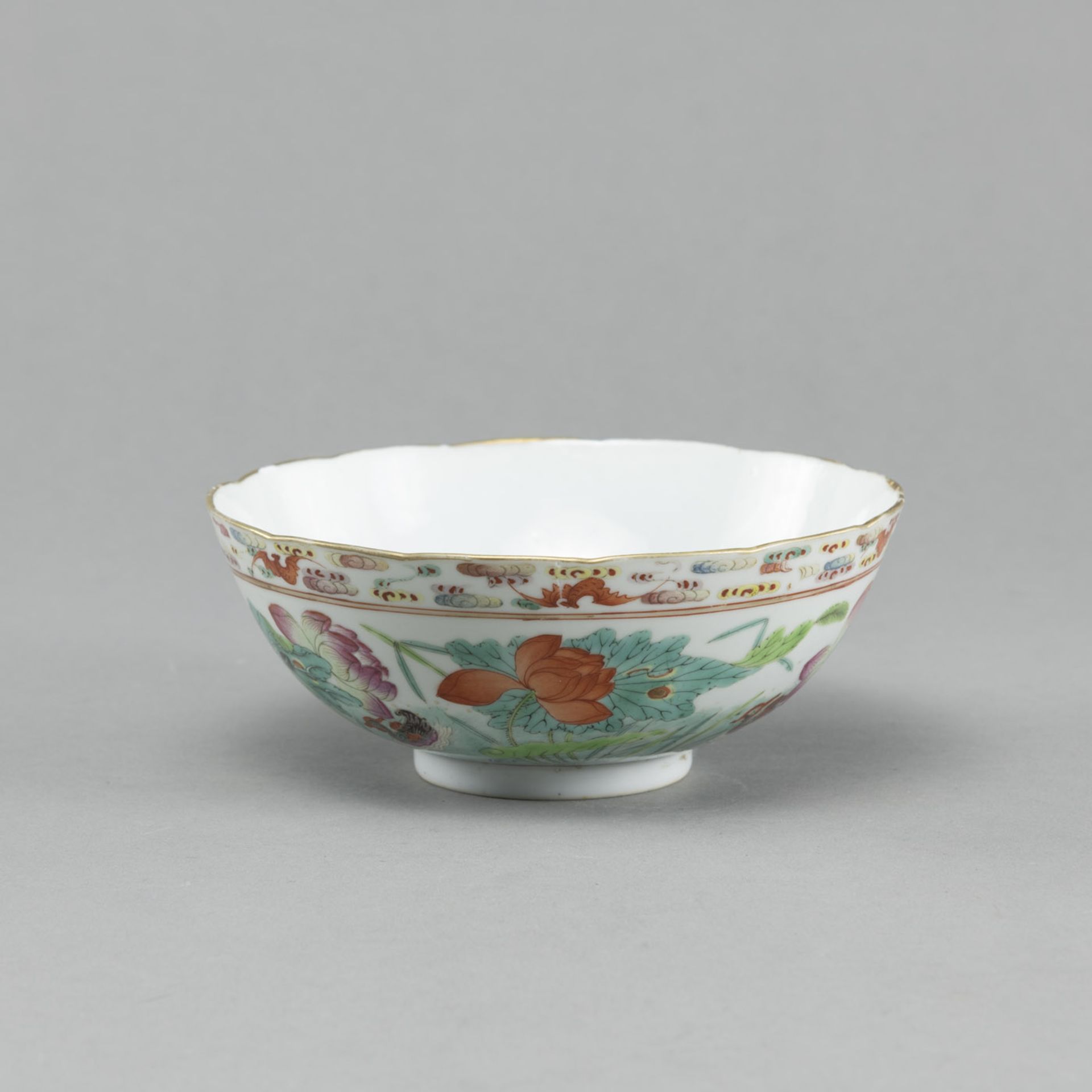A 'FAMILLE ROSE' PORCELAIN BOWL DEPICTING A LOTUS POND WITH DUCKS - Image 5 of 8