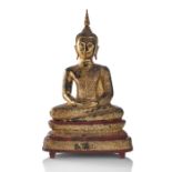 Bronze des Buddha Shakyamuni mit roter und goldfarbener Lackfassung