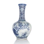 Große Vase aus Porzellan mit unterglasurblauem Dekor von Vögeln und Pflaumenblüten