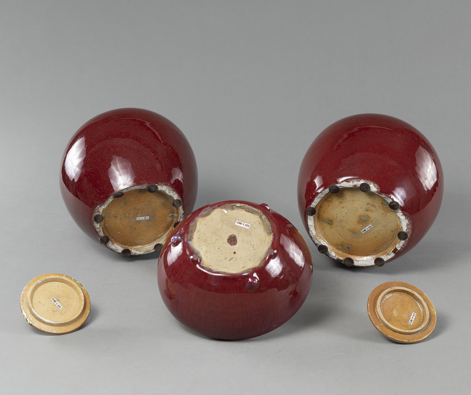 TWO OXBLOOD-GLAZED GINGER JARS AND A BRUSH WASHER - Image 2 of 4