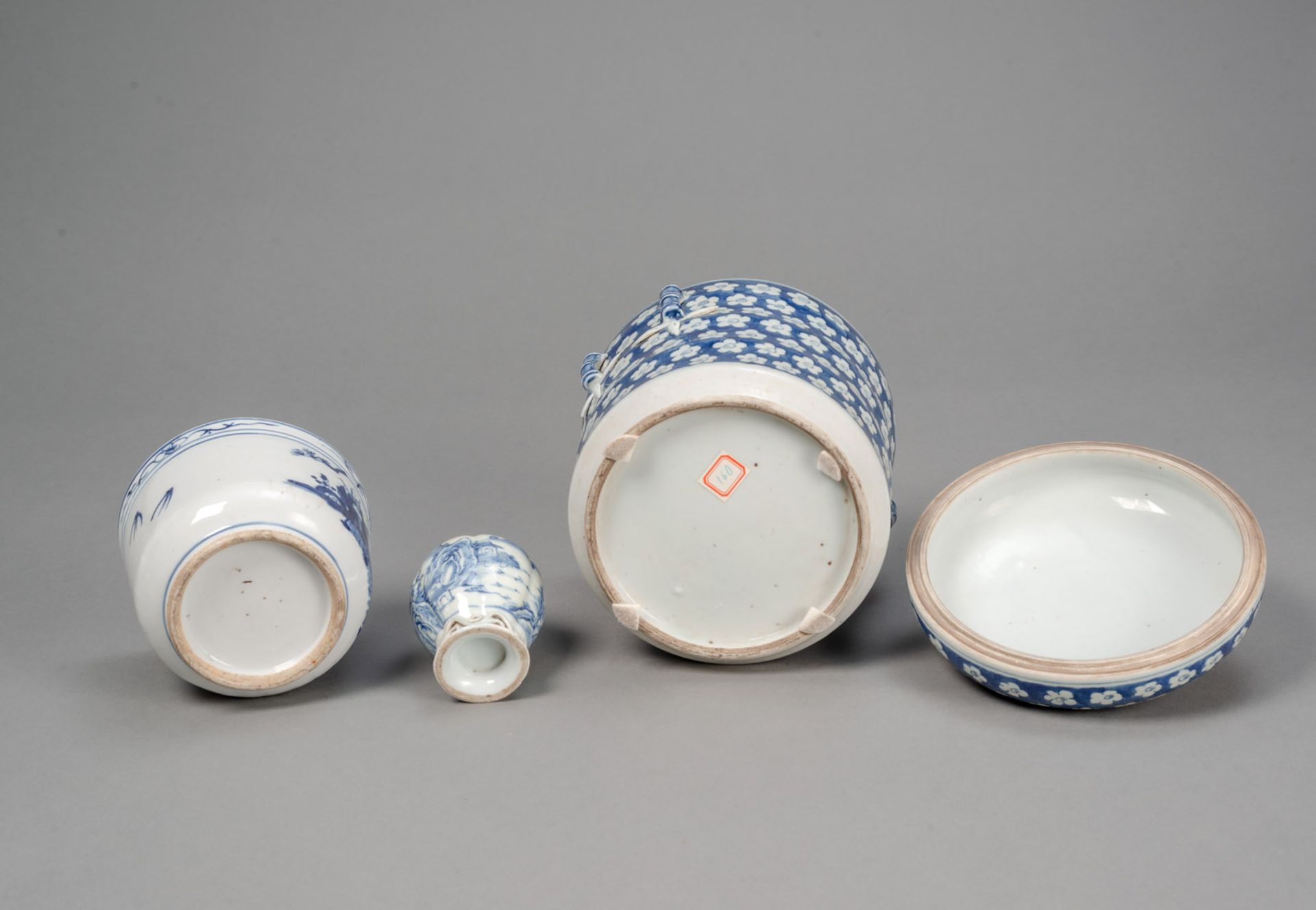 A BLUE AND WHITE PRUNUS AND BAMBOO PORCELAIN BOX WITH COVER, A CENSER, AND A SMALL VASE - Image 4 of 4