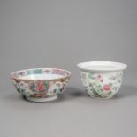 'Famille rose'-Bowlenschüssel aus Porzellan und floral dekorierter Cachepot