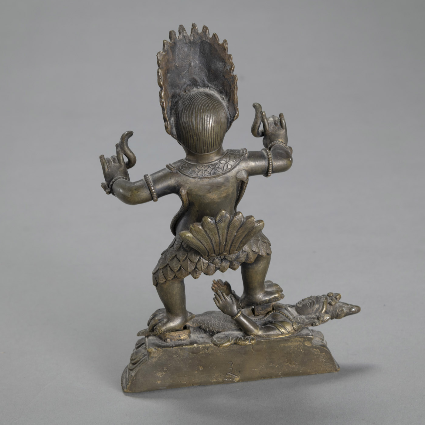 A BRONZE TANTRIC WRATHFUL GARUDA STANDING ON A FEMALE DRAGON FIGURE ON A BASE - Image 3 of 5