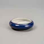 Kleiner blau glasierter Pinselwascher aus Porzellan