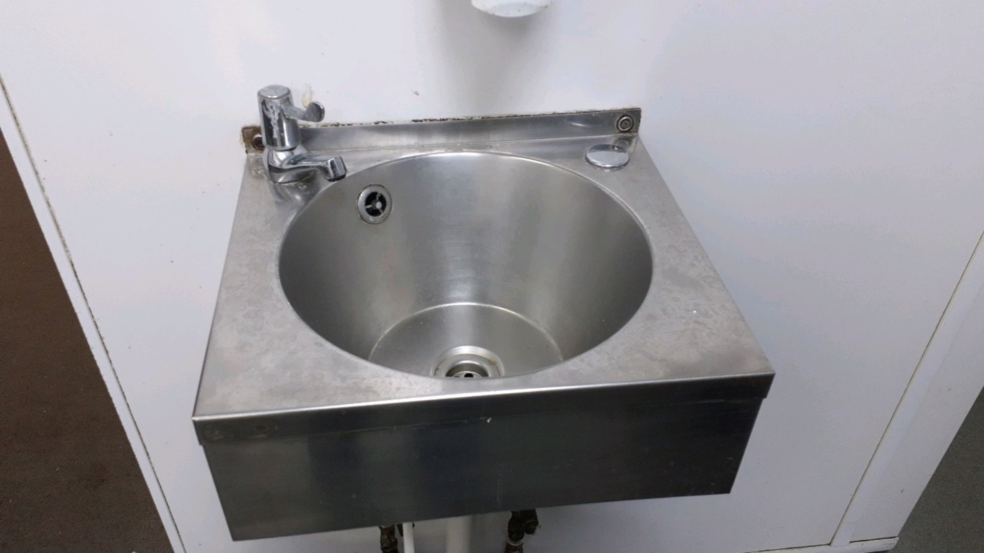 Hand wash sink