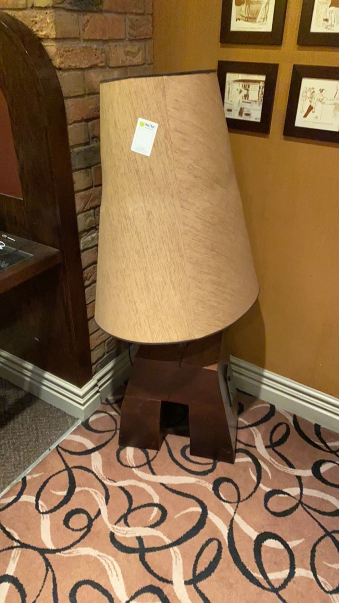 Freestanding large lamp