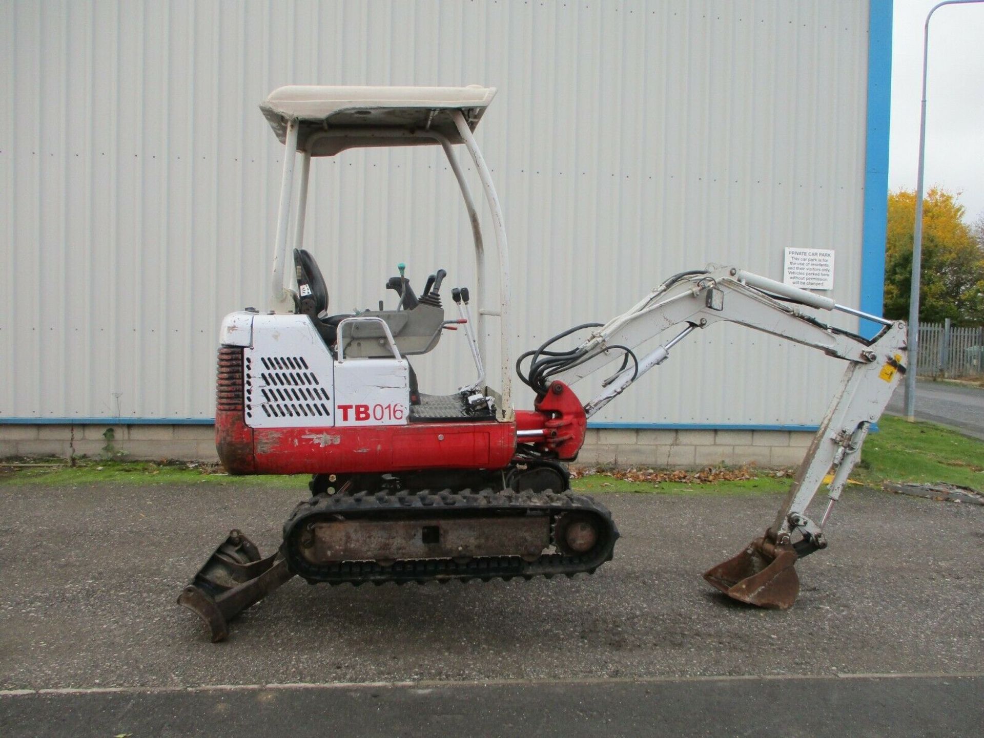2009 Takeuchi TB016 mini digger excavator expanding tracks delivery arranged - Image 10 of 12