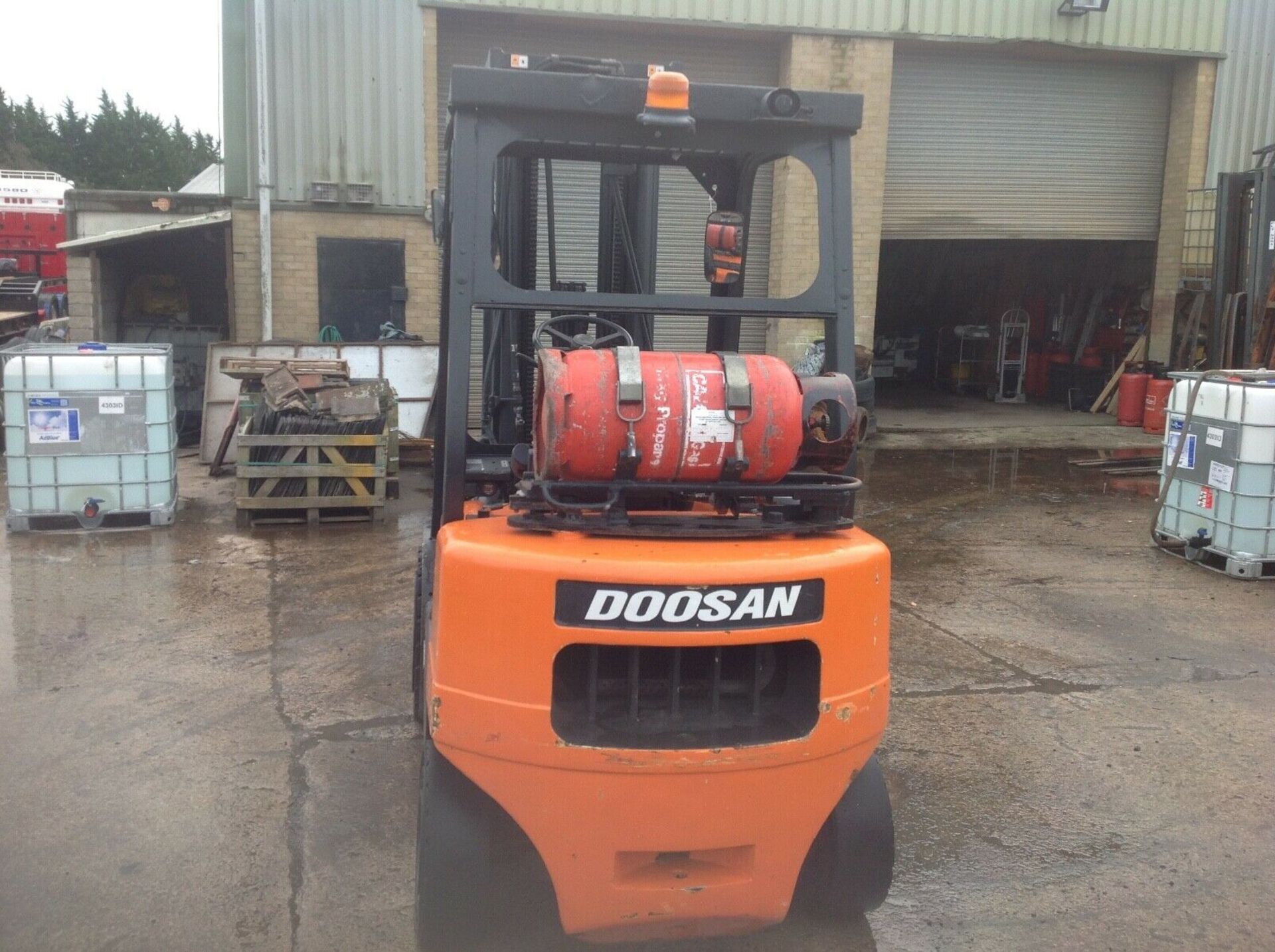 Doosan 2.5 ton gas forklift - Image 2 of 5