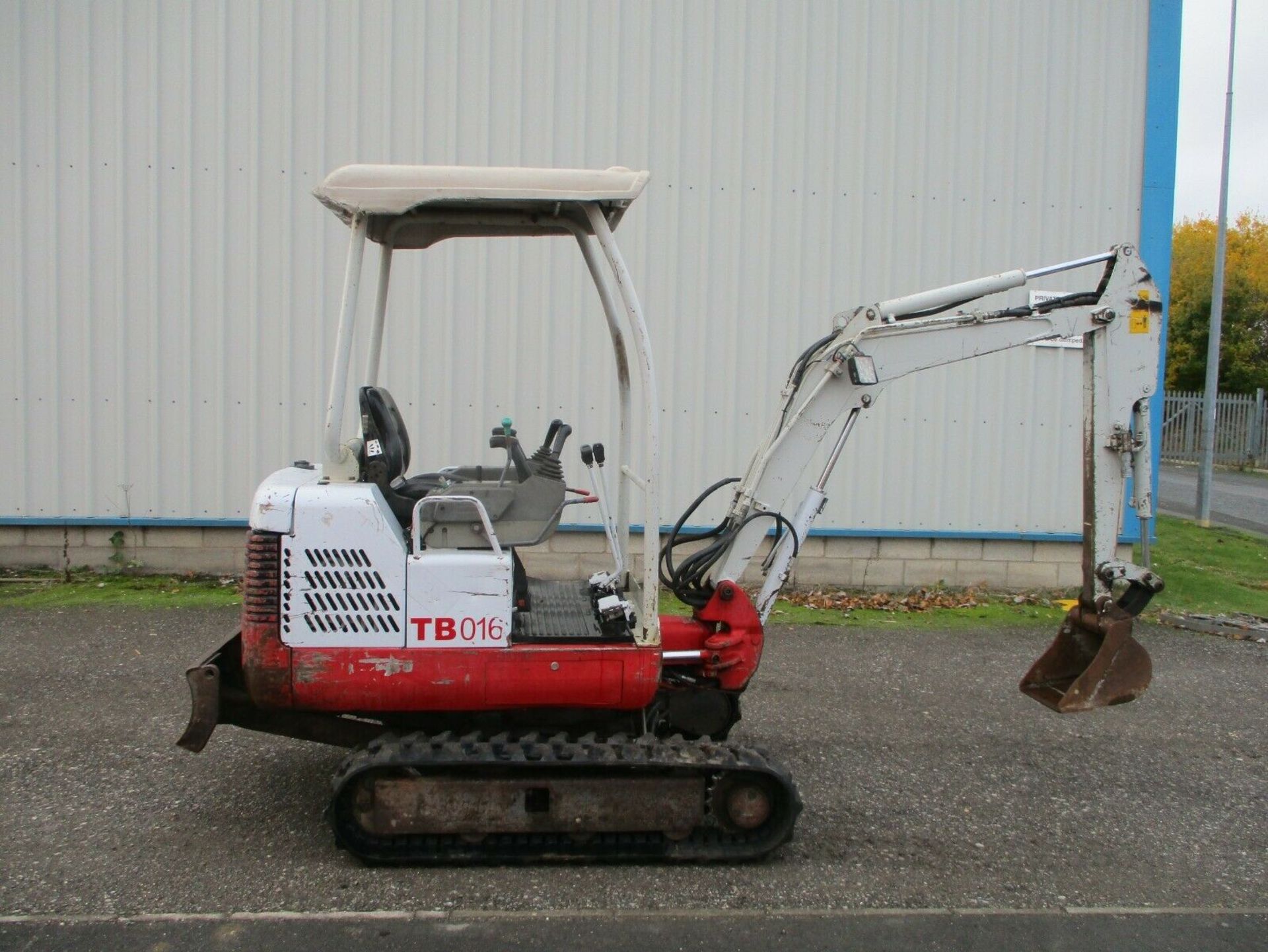 2009 Takeuchi TB016 mini digger excavator expanding tracks delivery arranged - Image 8 of 12