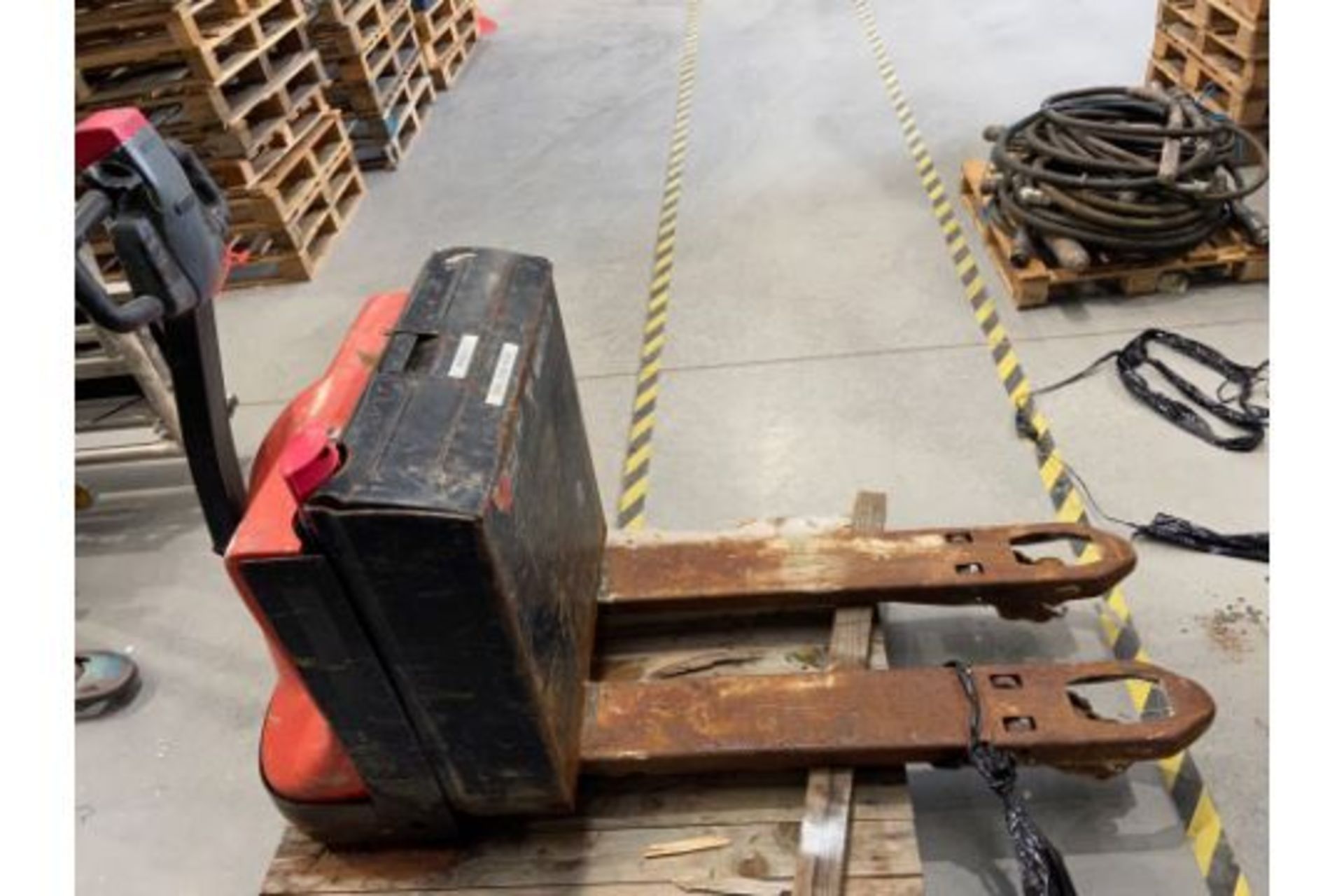 Electric Pallet Truck 2000kg - Image 5 of 6