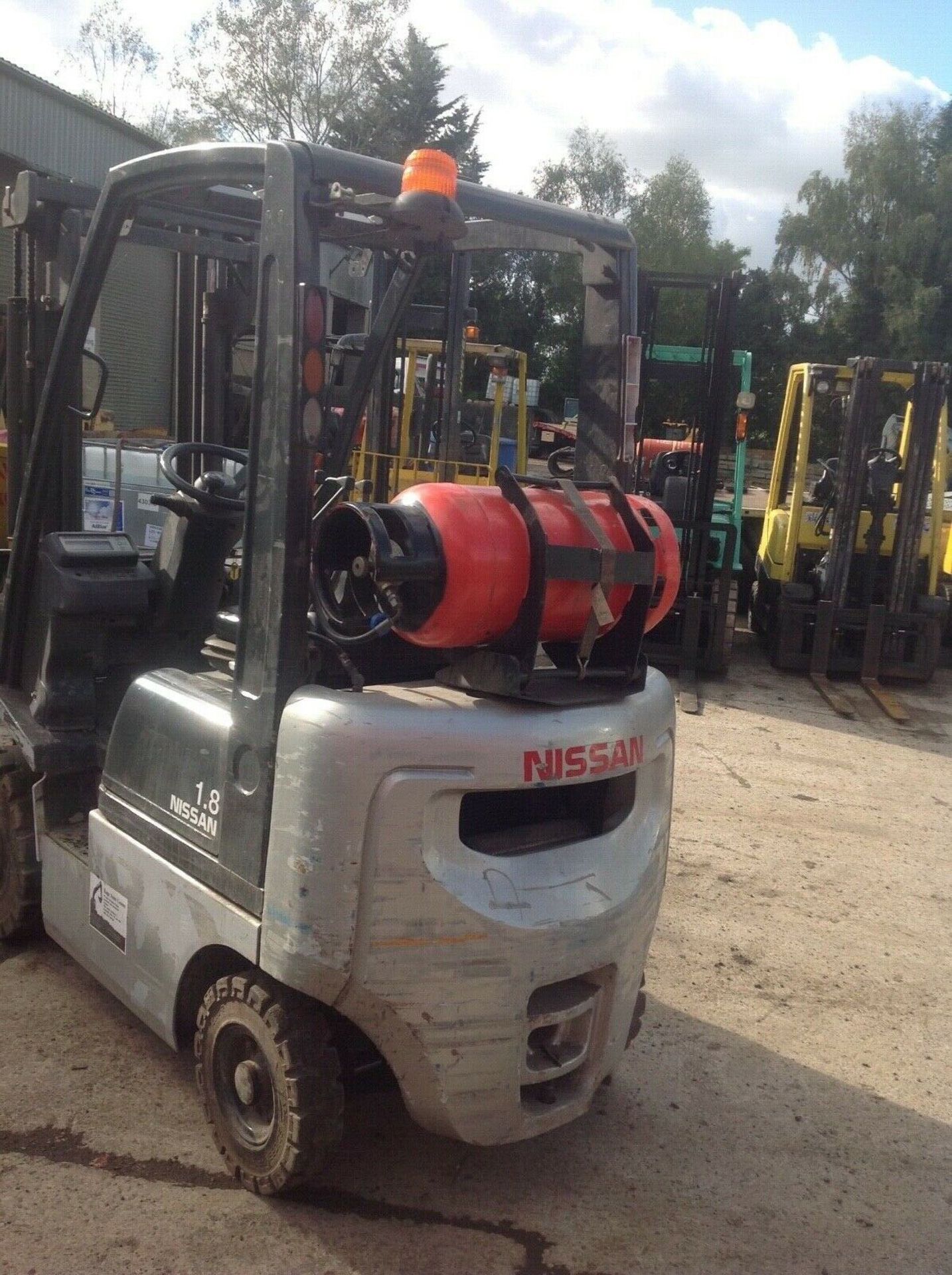 Nissan 1.8 ton gas forklift - Image 2 of 5