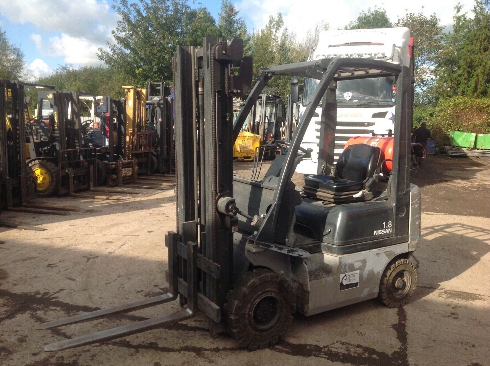 Nissan 1.8 ton gas forklift - Image 3 of 5