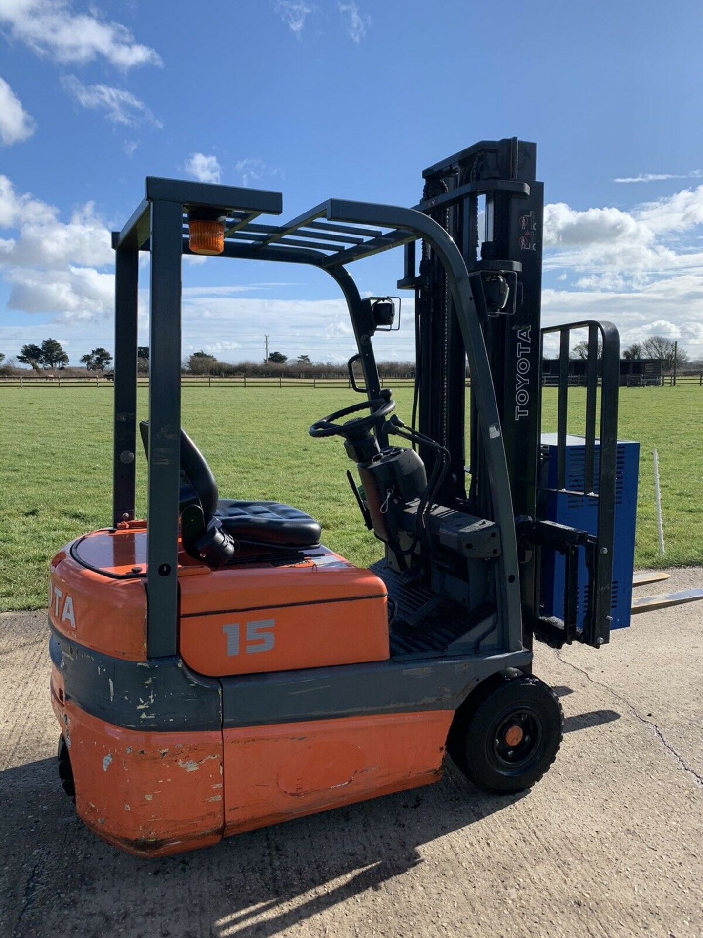 Toyota 1.5 Tonne Electric forklift truck - Image 3 of 3