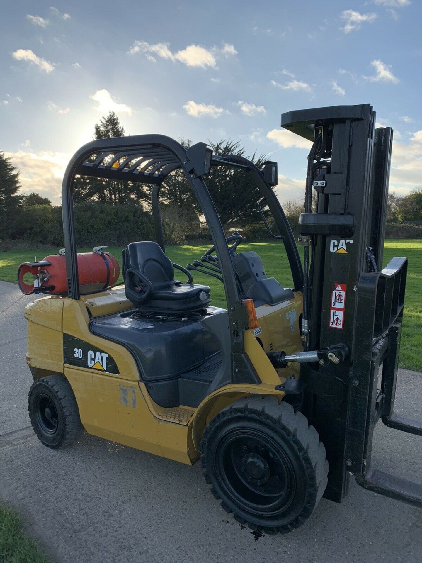 Cat 3 Tonne Gas Container Spec Forklift - Image 2 of 5