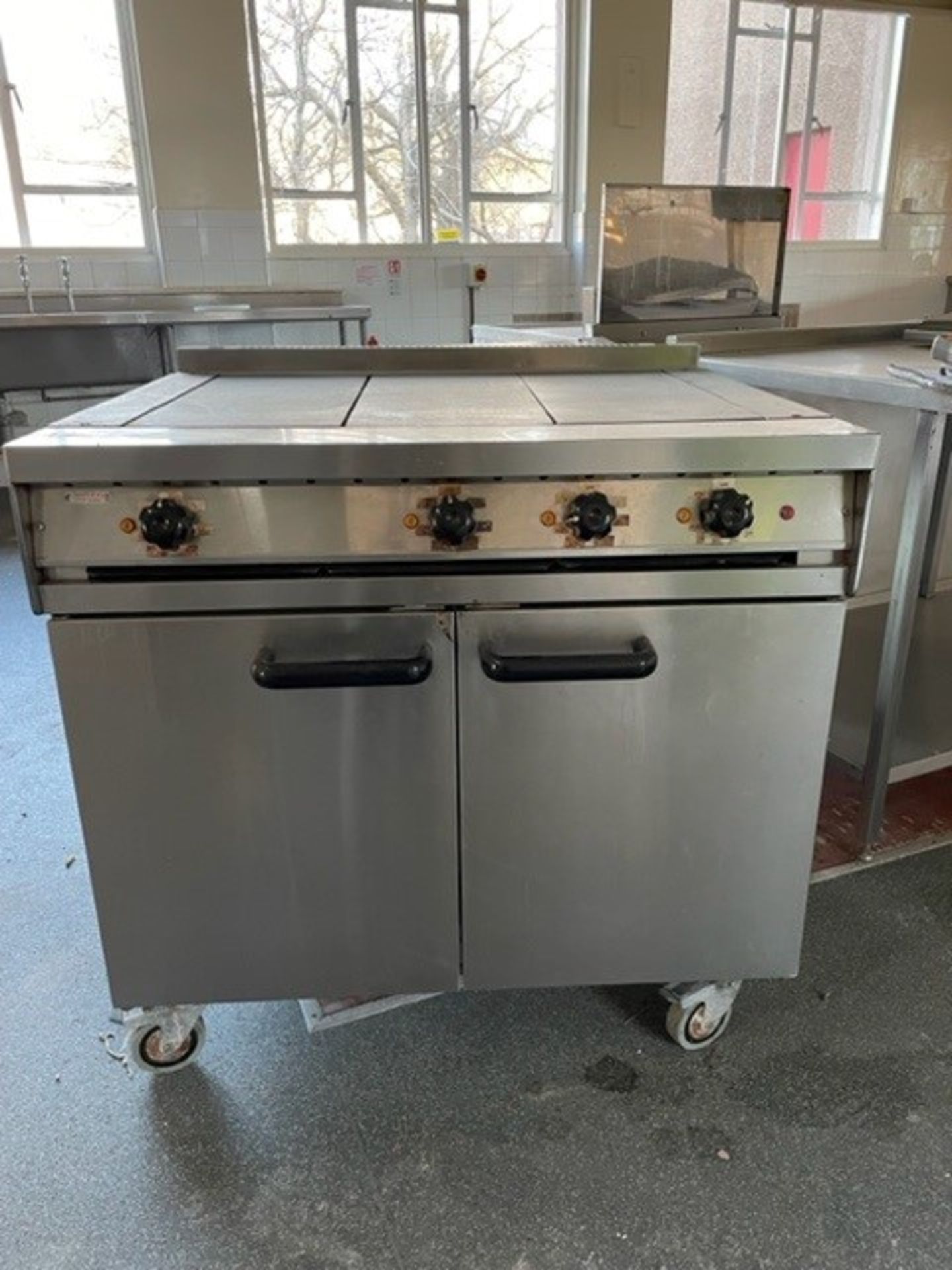 Cooker With Hot Plate On Wheels