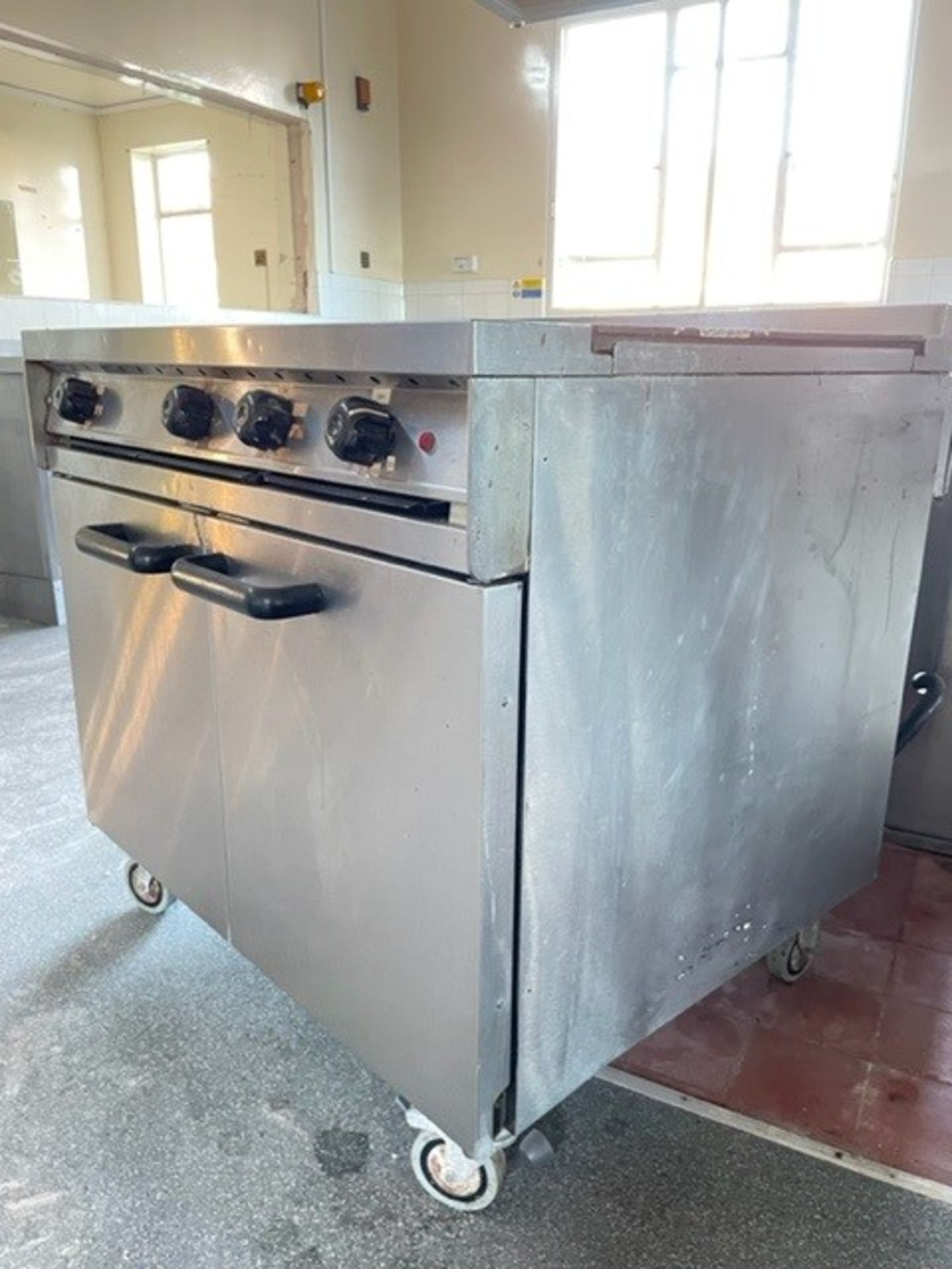 Cooker With Hot Plate On Wheels - Image 2 of 4