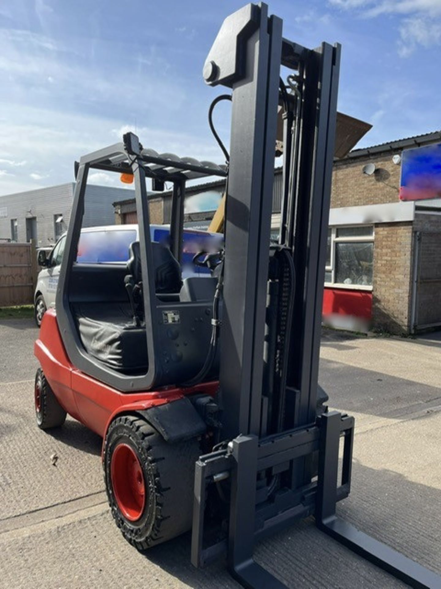 Linde 3.5 tonne gas, 5.9 metre triple mast, side shift - Image 2 of 6