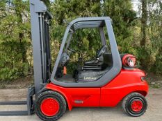 Linde 3.5 tonne gas, 5.9 metre triple mast, side shift