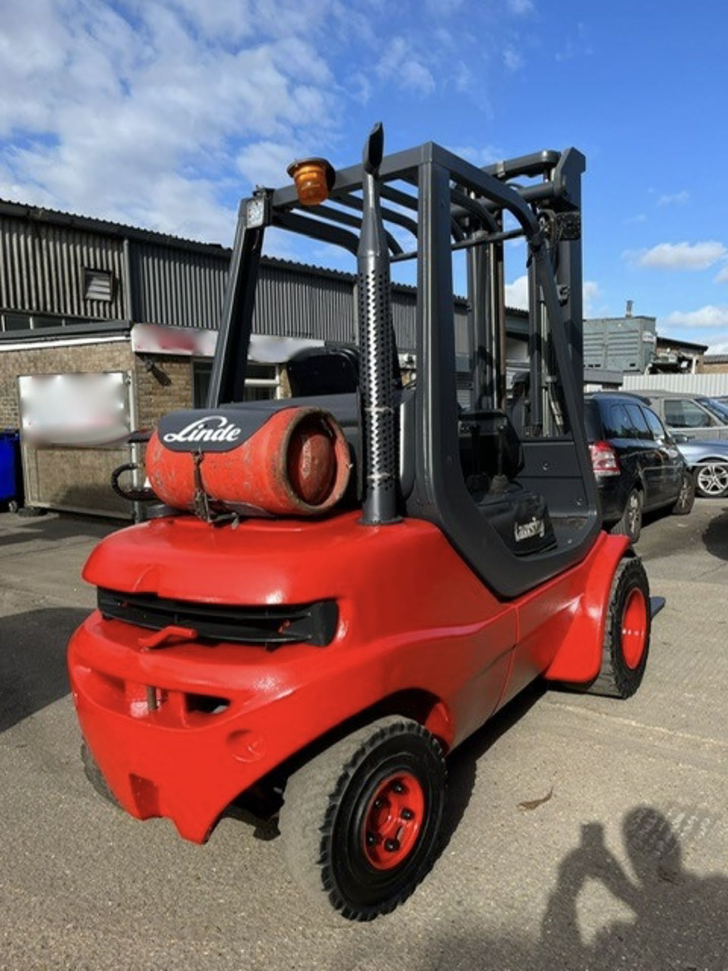 Linde 3.5 tonne gas, 5.9 metre triple mast, side shift - Image 3 of 6