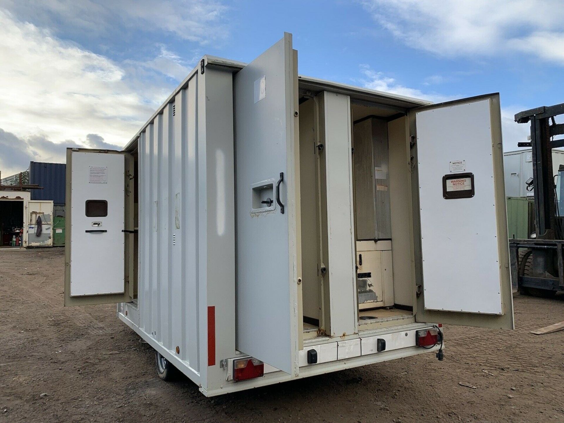 Groundhog GP360 Towable Welfare Unit Site Cabin Canteen Toilet Generator - Image 3 of 12