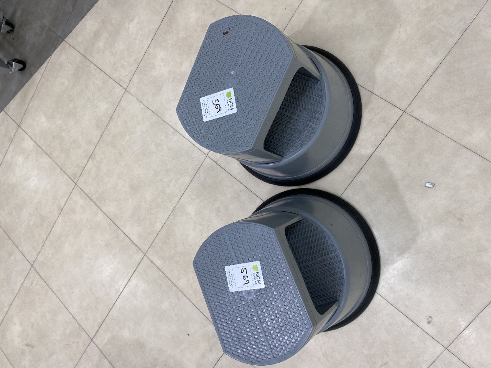 2 x retail foot stools - Image 2 of 2