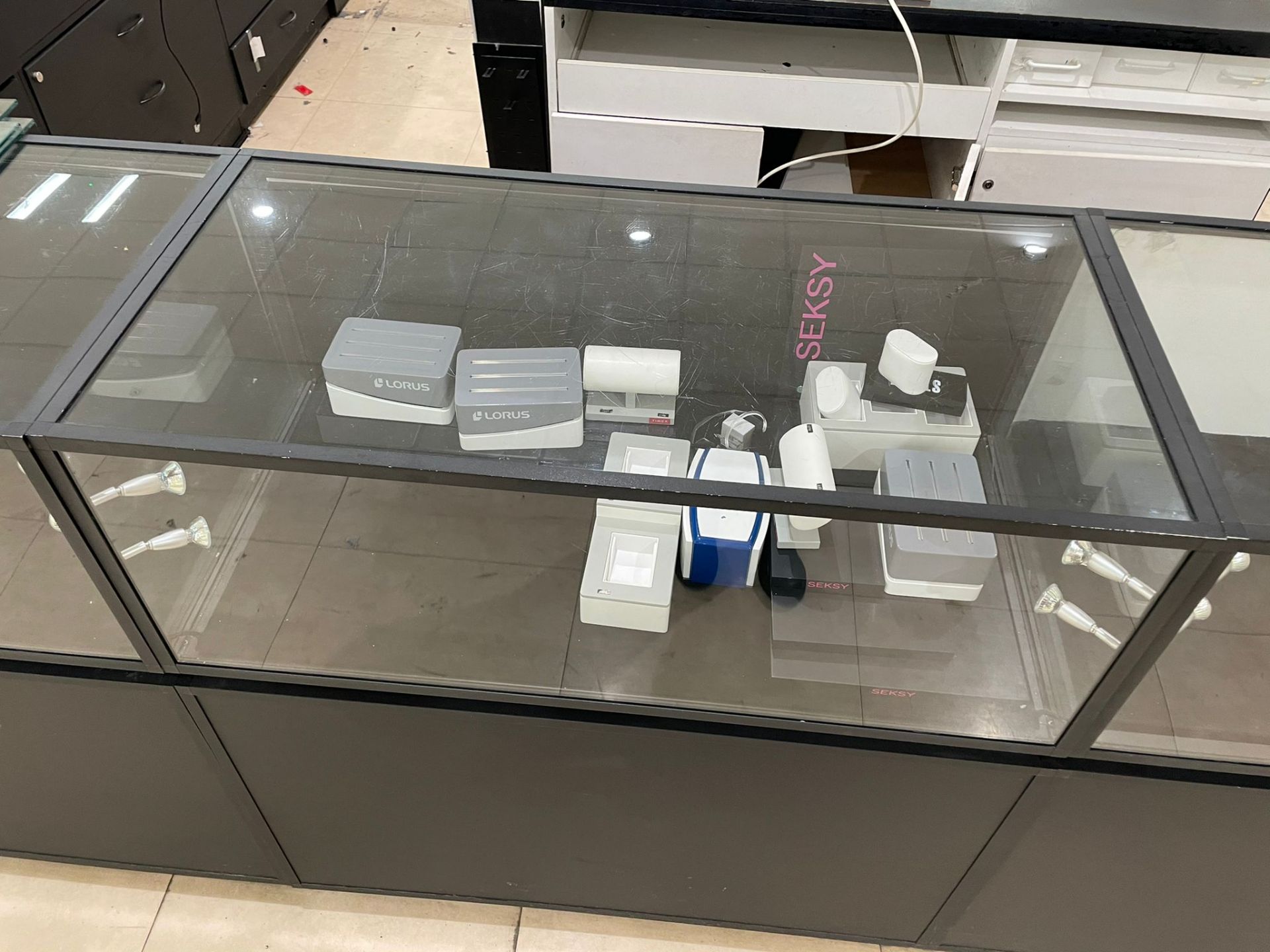 L Shaped Jewelery Stands With Glass Frontage - Image 9 of 14