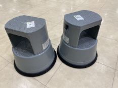 2 x retail foot stools