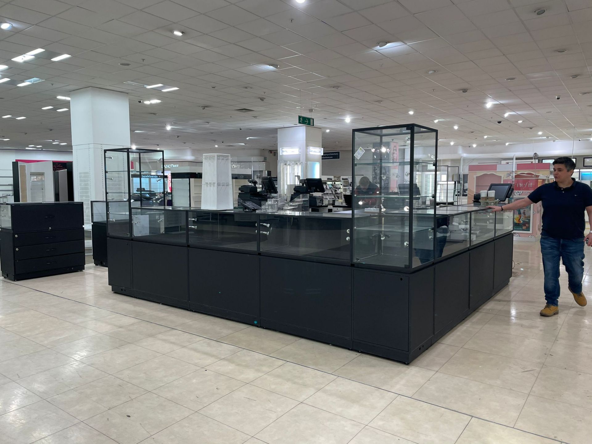 L Shaped Jewelery Stands With Glass Frontage