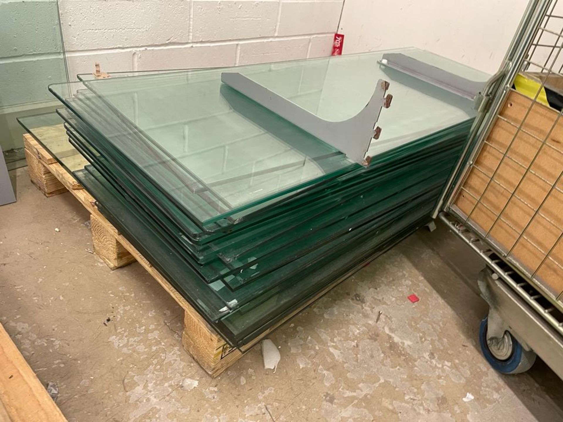 Pallet of glass shelves - Image 2 of 4