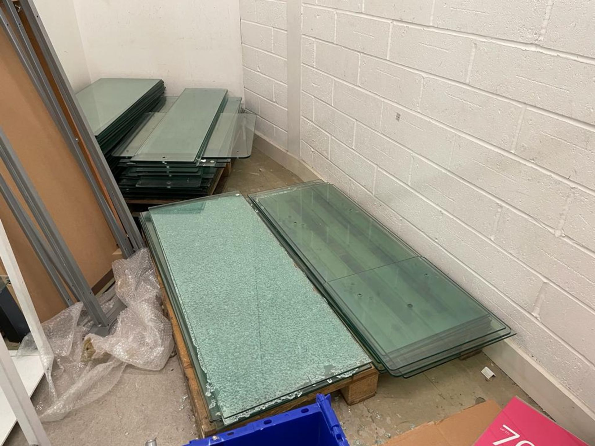 Pallet of glass shelves - Image 3 of 4