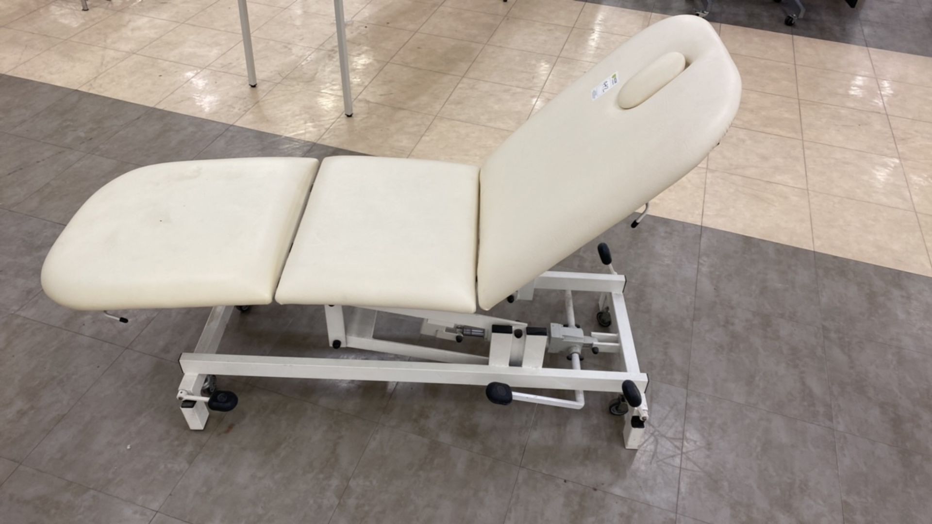 adjustable beauty chair on wheels - Image 2 of 4