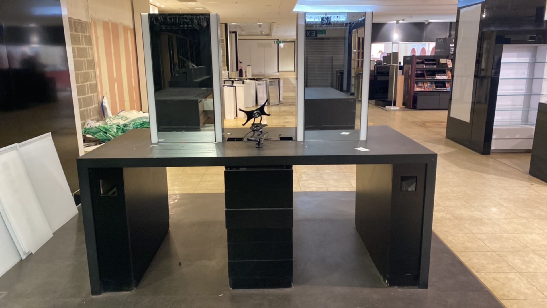 Beauty Display Unit with X2 Mirrors - Image 2 of 3