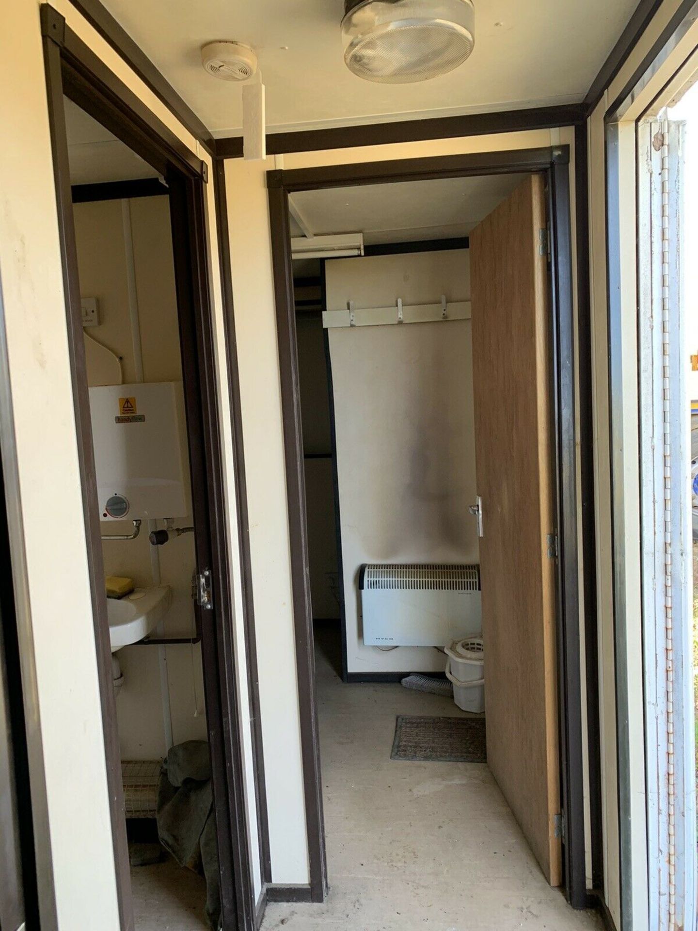 20ft Portable Office Site Cabin Sleeper Unit With - Image 5 of 11
