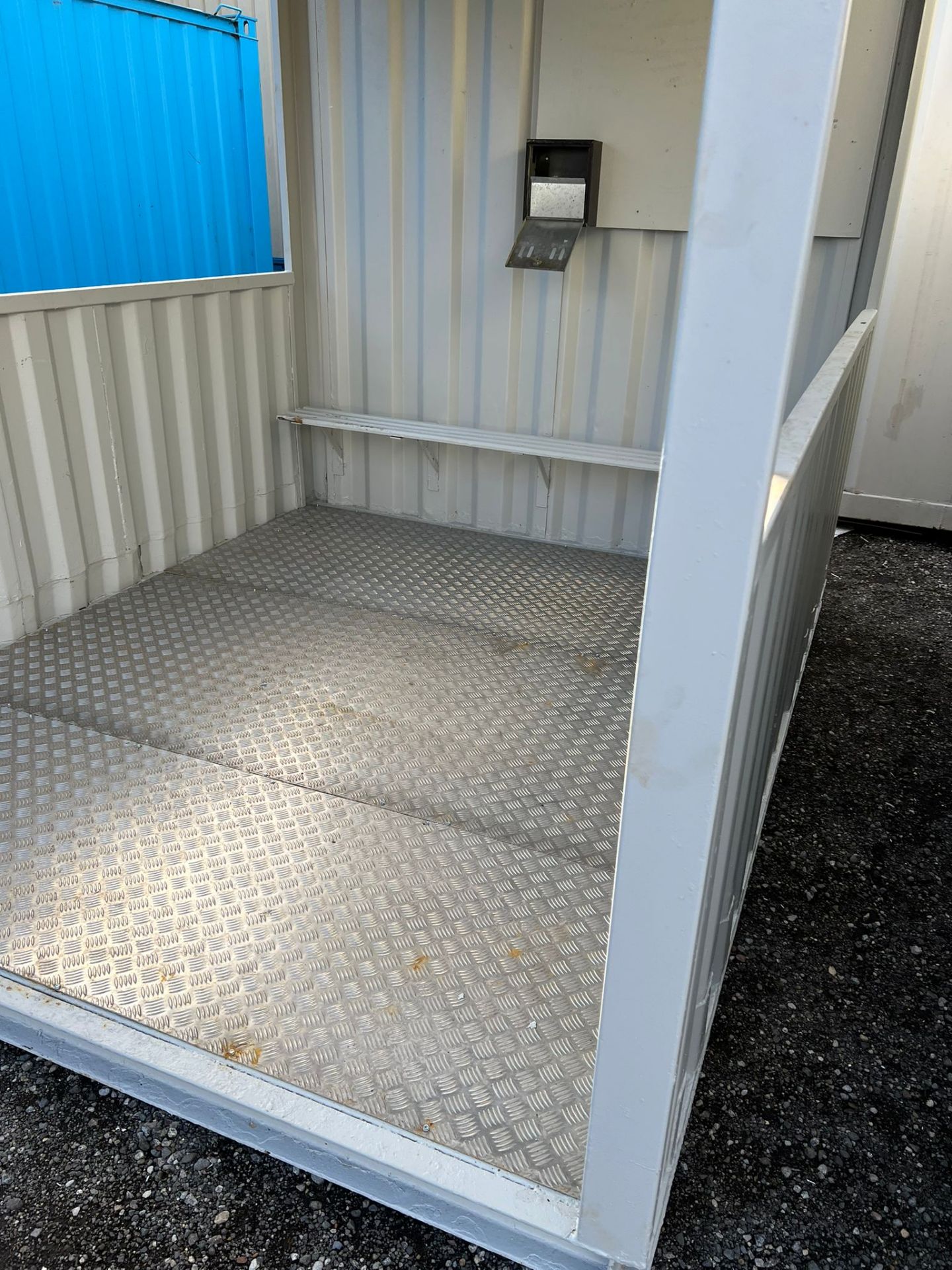 12ft smoking shelter container - Image 3 of 7