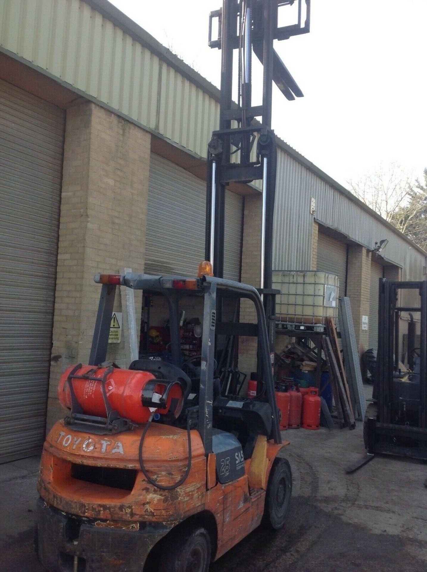 Toyota 2.5 ton gas forklift truck - Image 7 of 8
