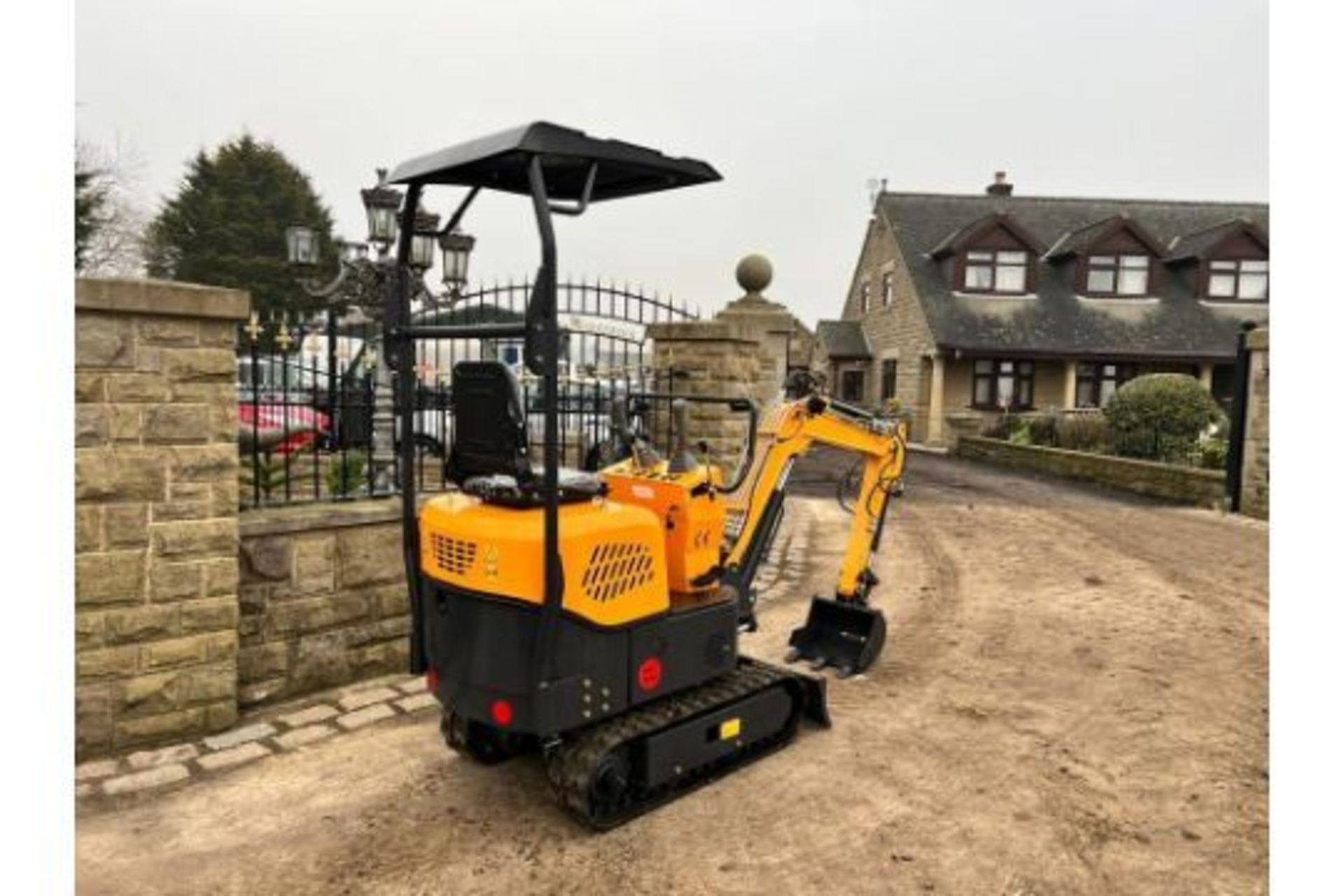 1 Ton Mini Digger - Image 3 of 15