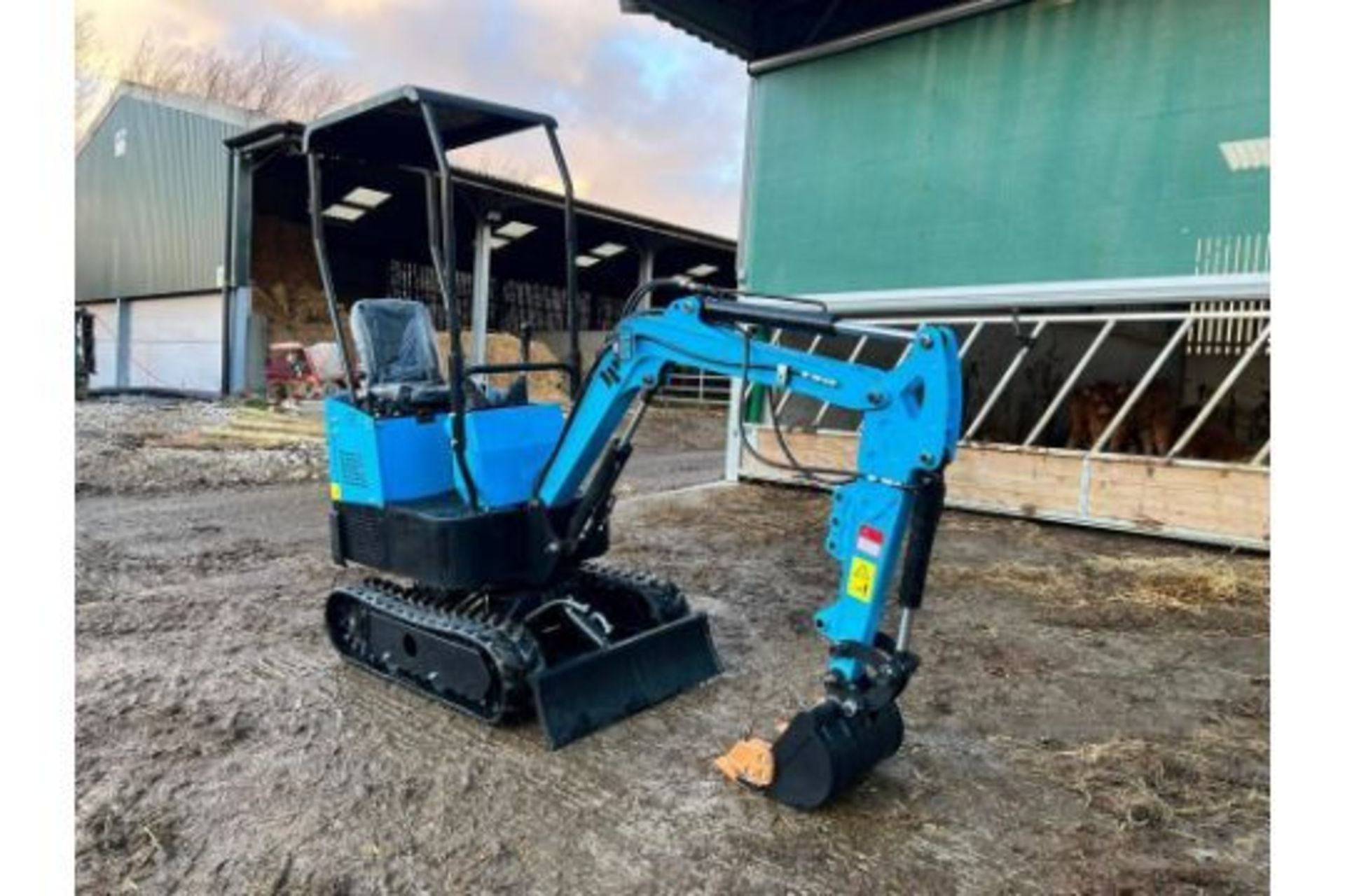 1 Ton Mini Digger - Image 2 of 11