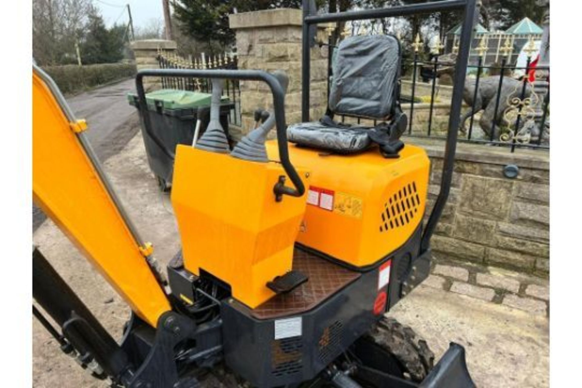 1 Ton Mini Digger - Image 9 of 15