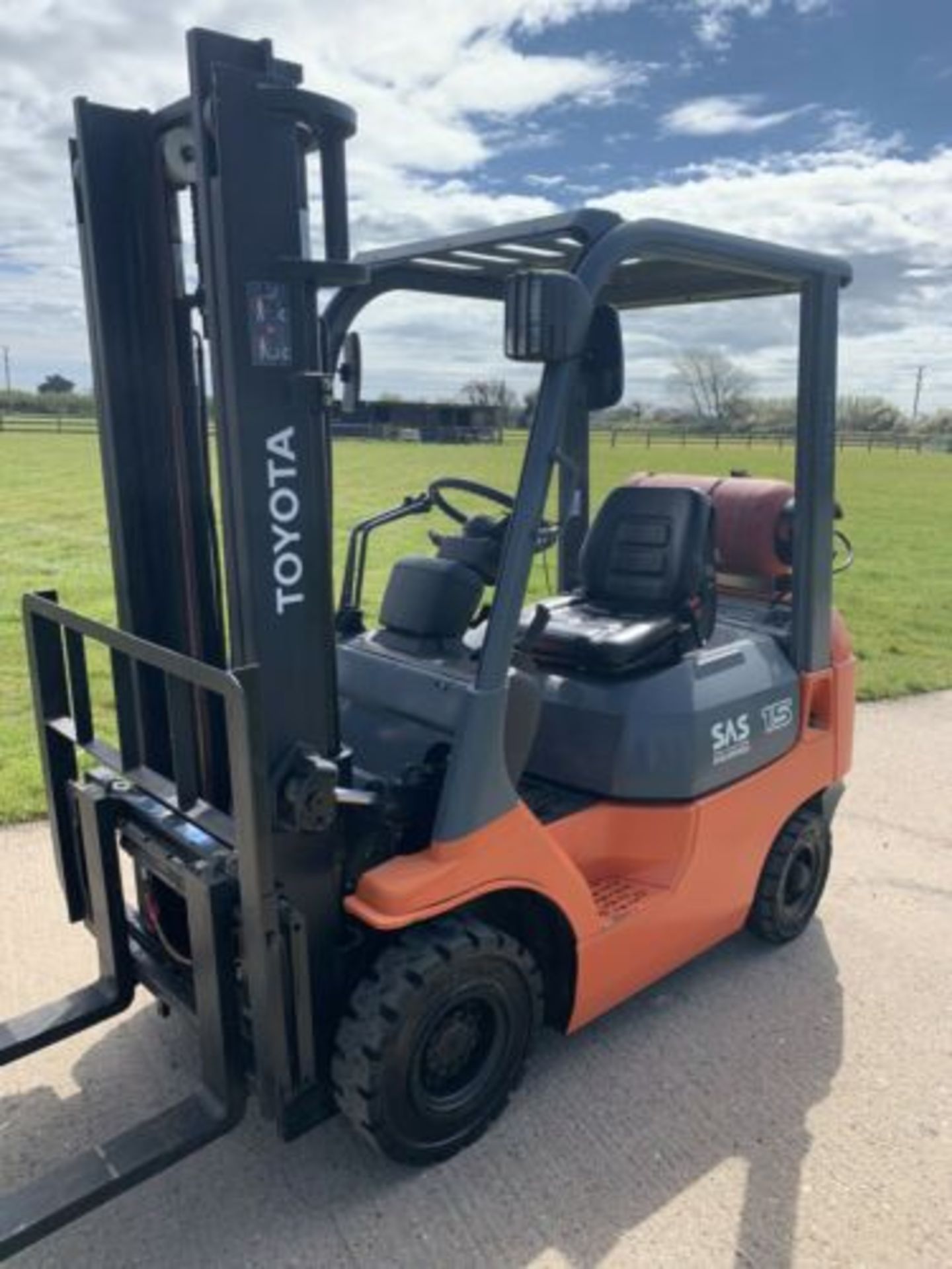 Toyota 1.5 Tonne Gas Forklift Truck - Image 2 of 6