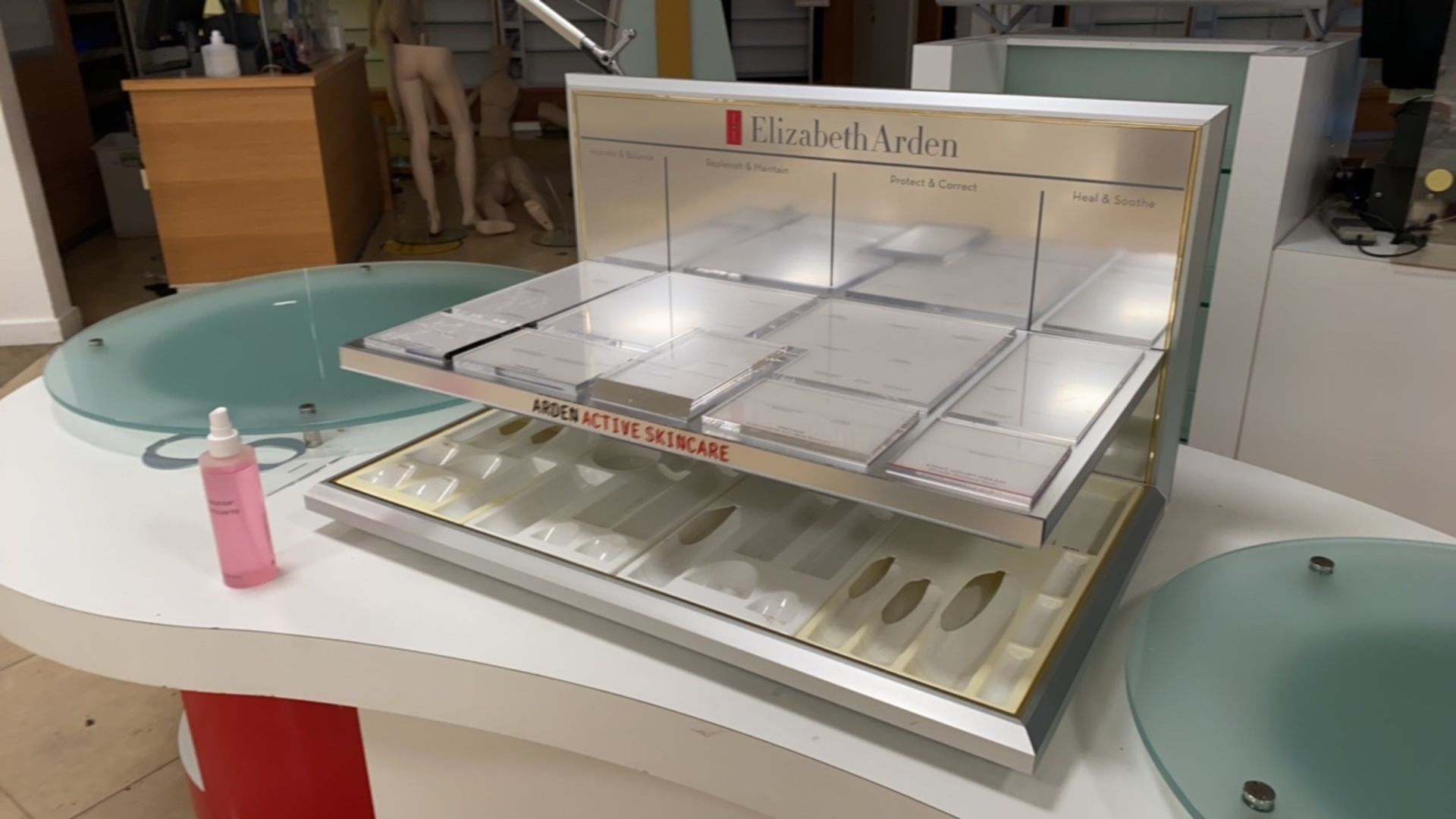 Elizabeth Arden Bespoke Beauty Display Counter - Image 6 of 6