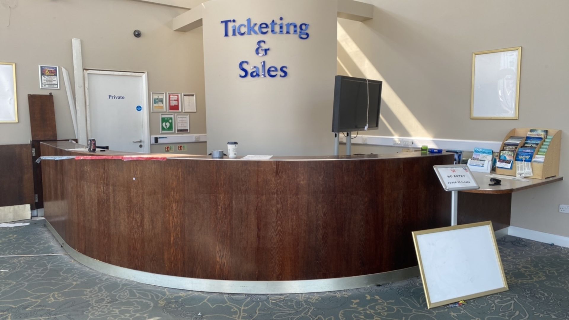 Ticketing Desk - Image 2 of 6