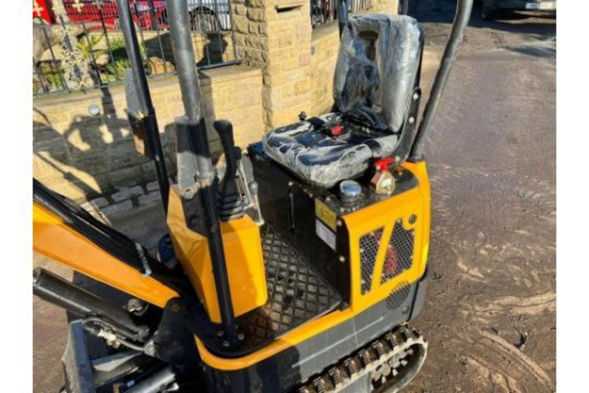 New And Unused LM10 1 Ton Mini Digger - Image 8 of 11