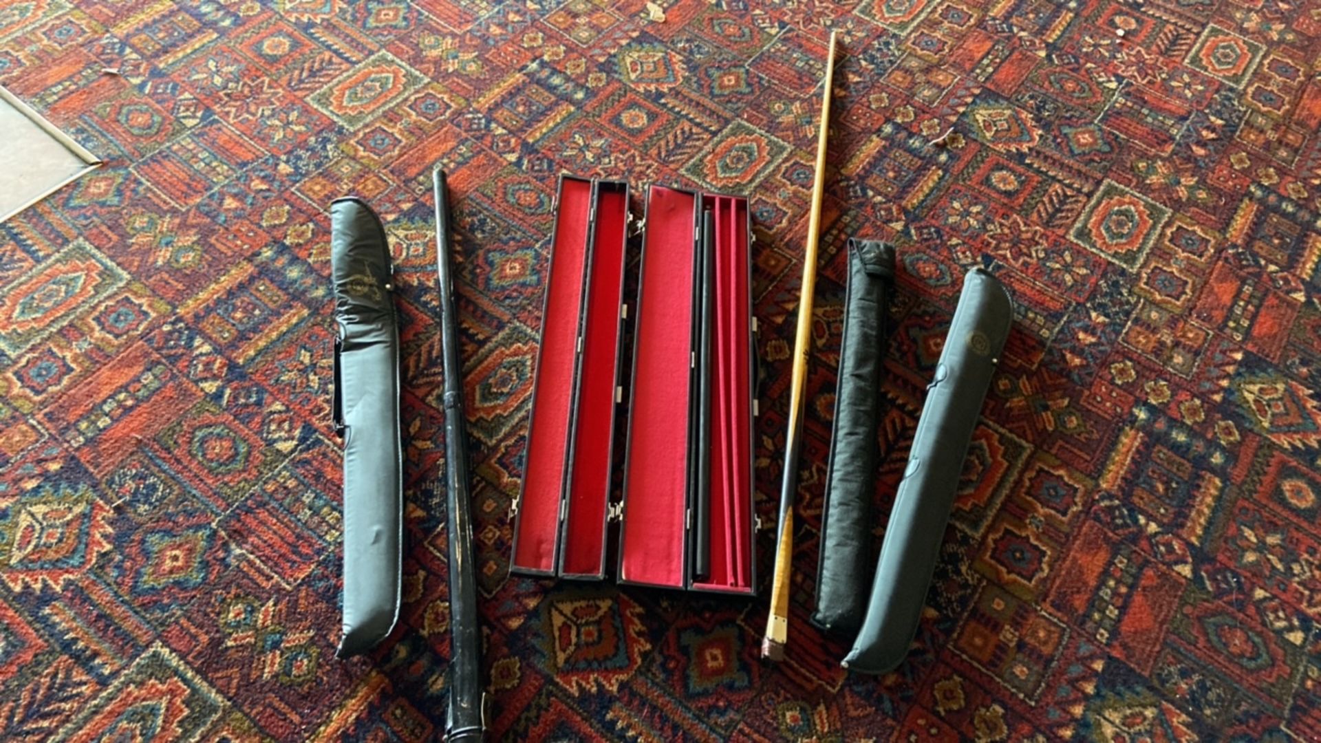 Pool/Snooker Cues & Holders